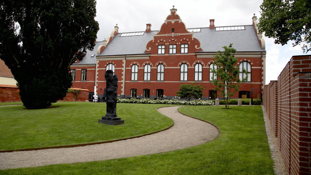 Das Museumsgebäude vom Garten aus gesehen