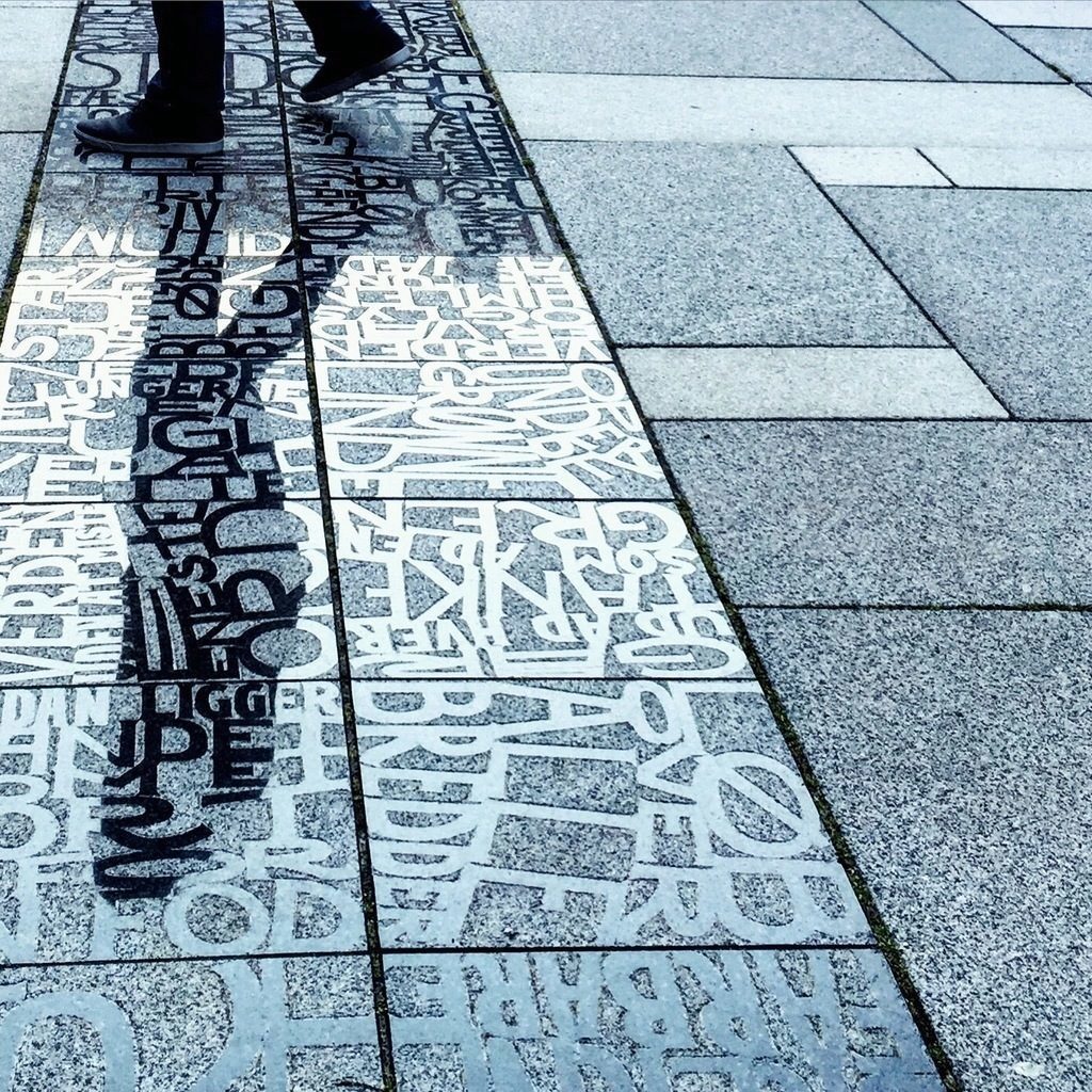 Laila Westergaard: Ord på vej (detalje), 2015, Katedralskolens gård