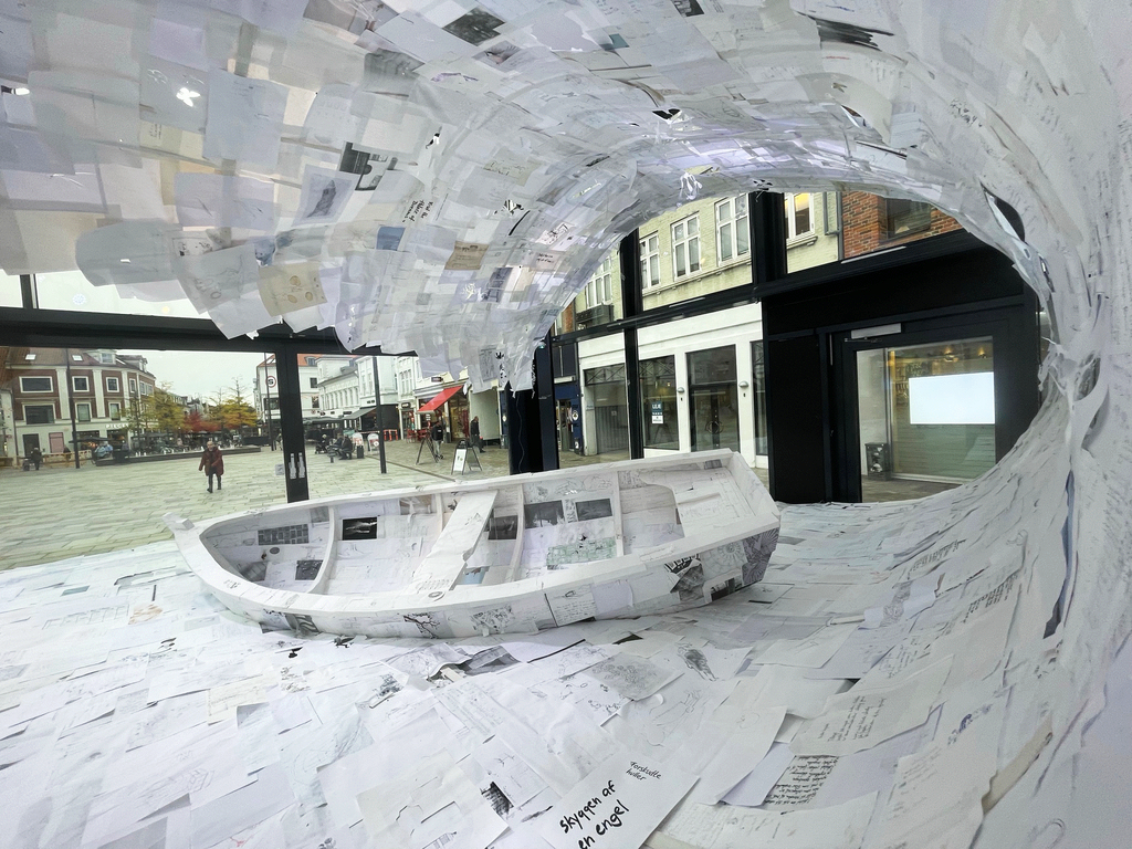 Eksempel på tidligere installation: Peter Callesen, 'Under Overfladen, KUBEN, Horsens, 2021