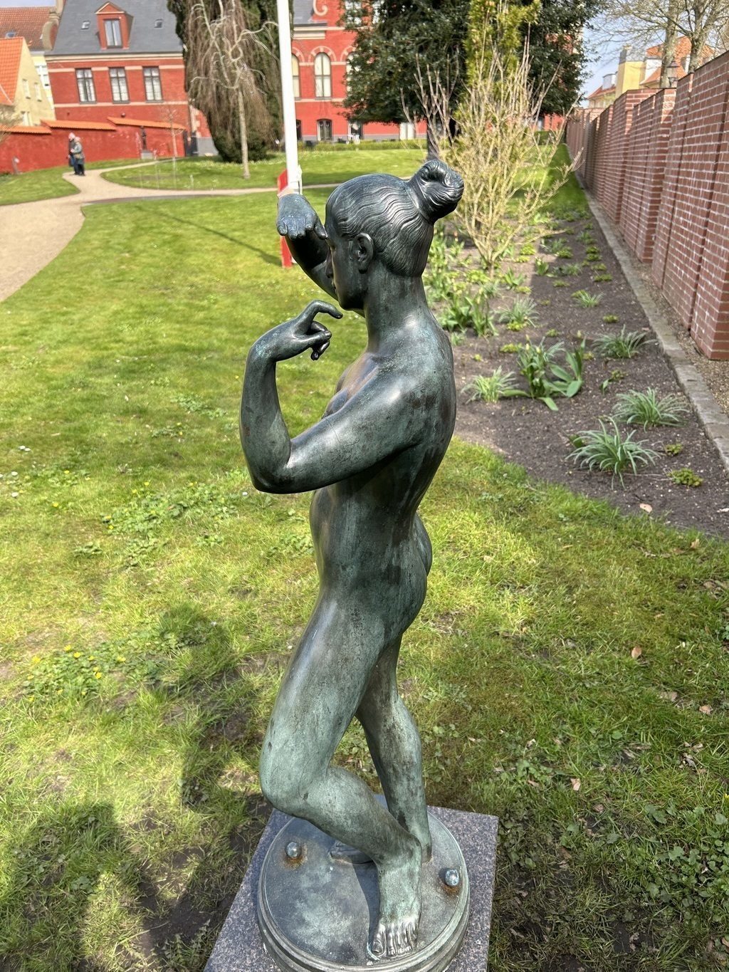Harald Quistgaard, "Nøgen Kvinde med hævede arme. Hero". 1918. OBS: Skulpturen her er rigtig nok lavet af en mand, men fordi skulpturen er en kvinde har vi snydt lidt:-) Det gør vi så ikke på selve turen