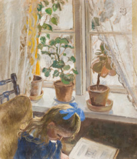 Læsende lille pige ved vindue
