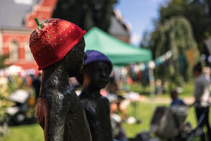 Frivillige havde strikket og syet, så haven var pyntet op til fest
