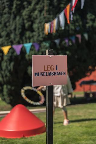 Skilte rundt i haven viste, hvornår hvad foregik
