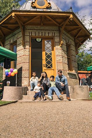 Familier hyggede sig overalt i haven
