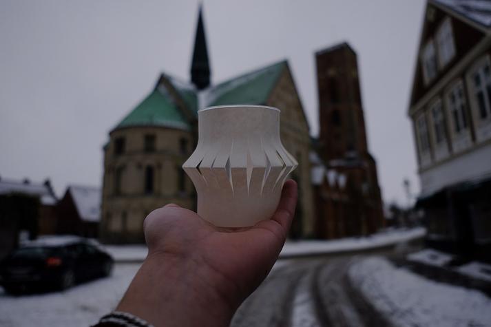 Håndlavet lanterne uden farver. Det er sådan en her du kan dekorere superflot og med lys i, bliver det så smukt:-) Deltagelse i workshoppen er ganske gratis.
