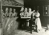 Carl Nielsen og AMCN fotograferet på Akropolismuseet i Athen foran AMCNs kopi af Typhonen. (1903) © Carl Nielsen Museet. Fotograf Dr. Schrøder, Altes Museum, Berlin
