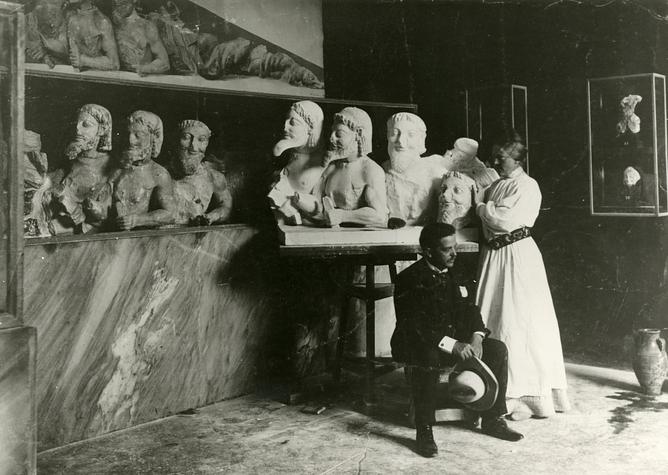 Carl Nielsen og AMCN fotograferet på Akropolismuseet i Athen foran AMCNs kopi af Typhonen. (1903) © Carl Nielsen Museet. Fotograf Dr. Schrøder, Altes Museum, Berlin.
