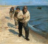 P.S. Krøyer. Tre på Skagens Sønderstrand begefter hverandre gaaende Fiskere trække langs bredden en Baad lidt ude i Vandet imod Strømmen. 1885 | RKM